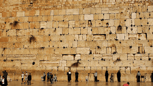Qual é a importância da história do Muro das Lamentações para os visitantes de Jerusalém?