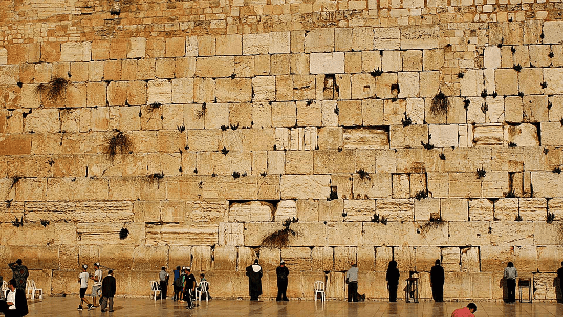 Qual é a importância da história do Muro das Lamentações para os visitantes de Jerusalém?