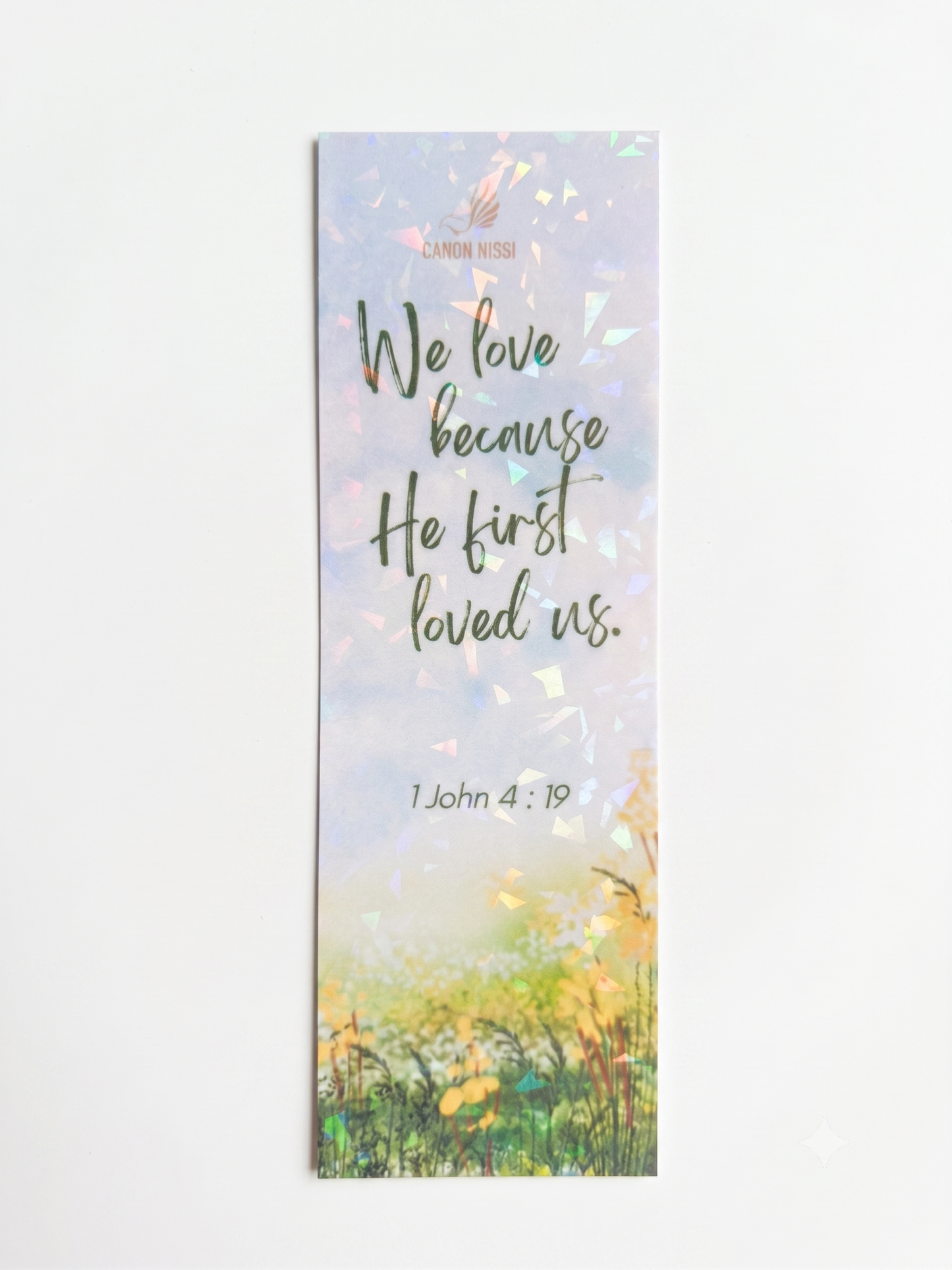 MARCADOR DE PÁGINAS LAMINADO HOLOGRÁFICO — 1 JOÃO 4:19