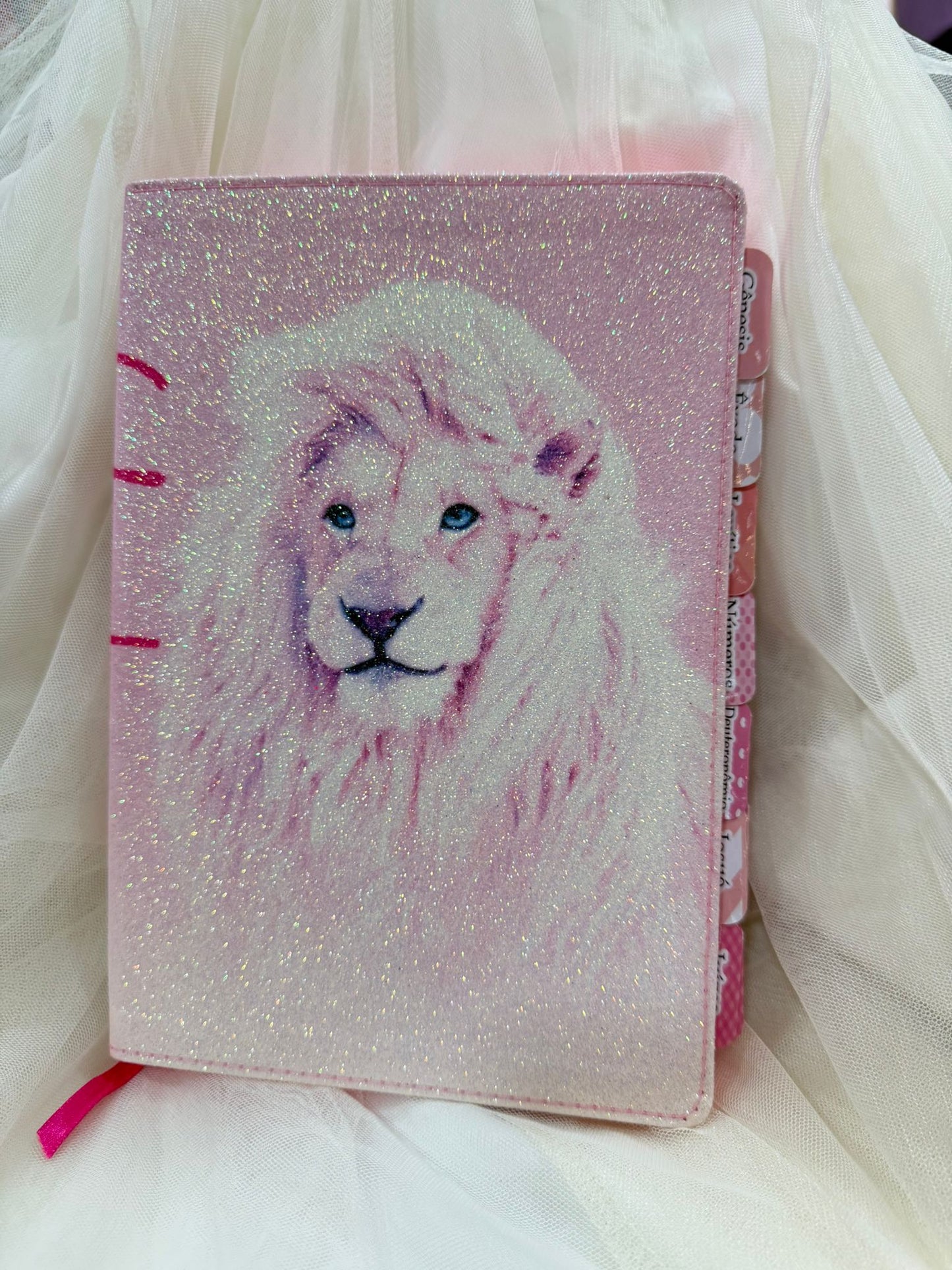 BIBLIA GLITTER LEAO YESHUA ABAS COLADAS