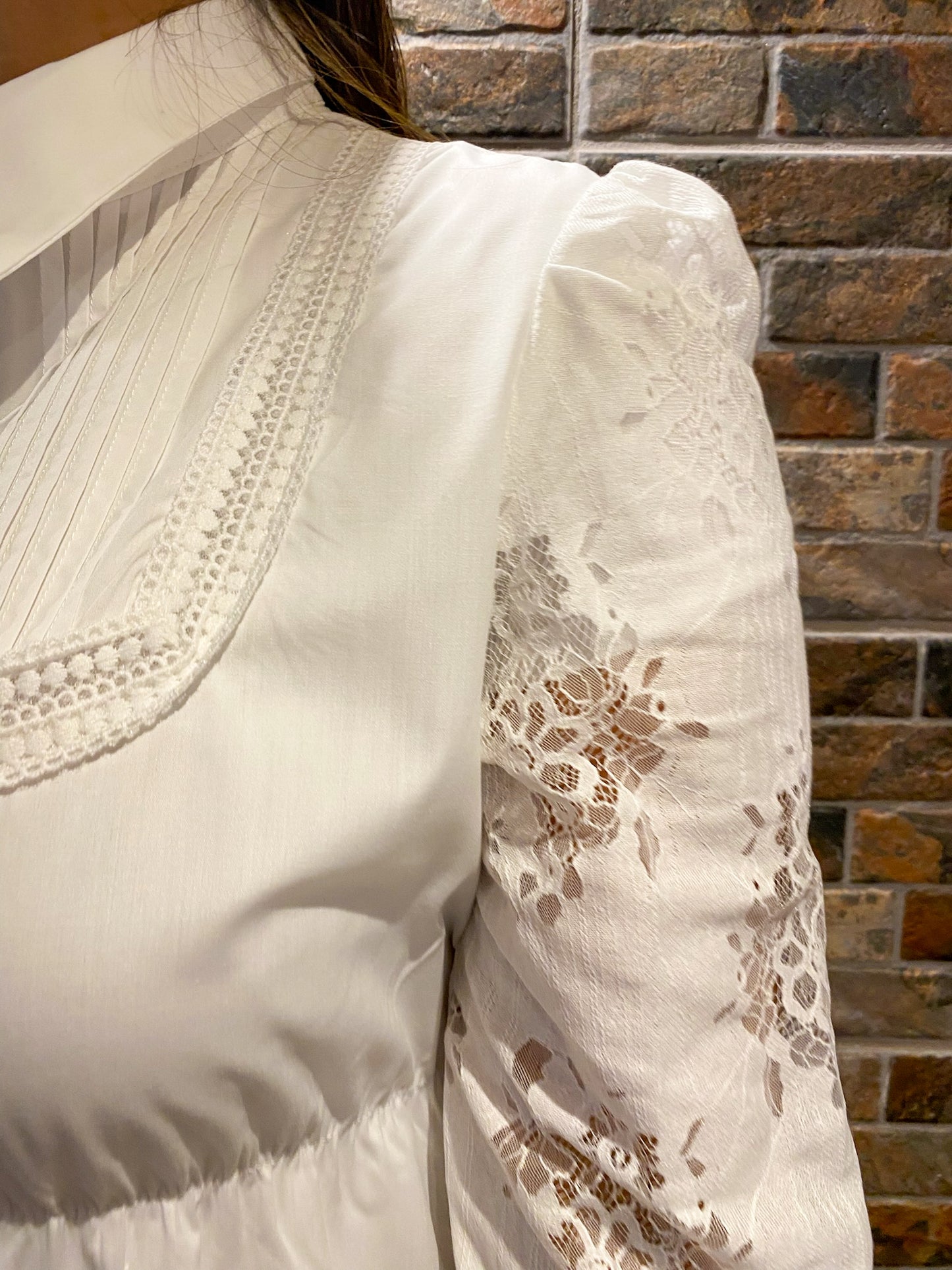 VESTIDO BRANCO DE RENDA COM BOTOES NA FRENTE - EVILIN