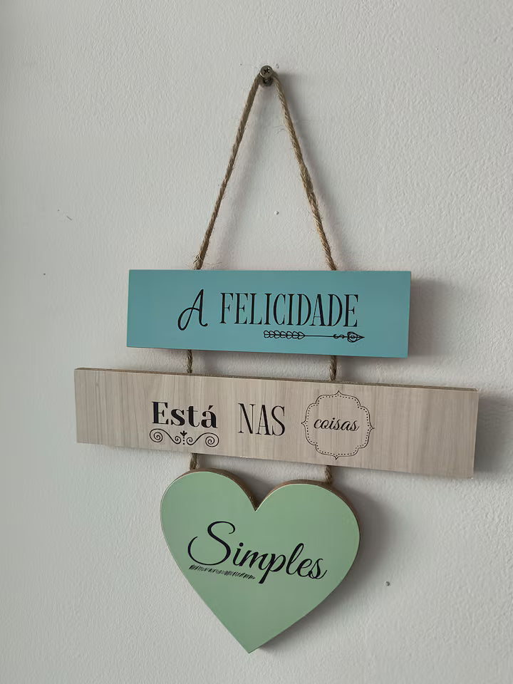 PLACA DECORATIVA DE PENDURAR "A FELICIDADE ESTÁ NAS COISAS SIMPLES" (23 X 24 CM) (Cópia)