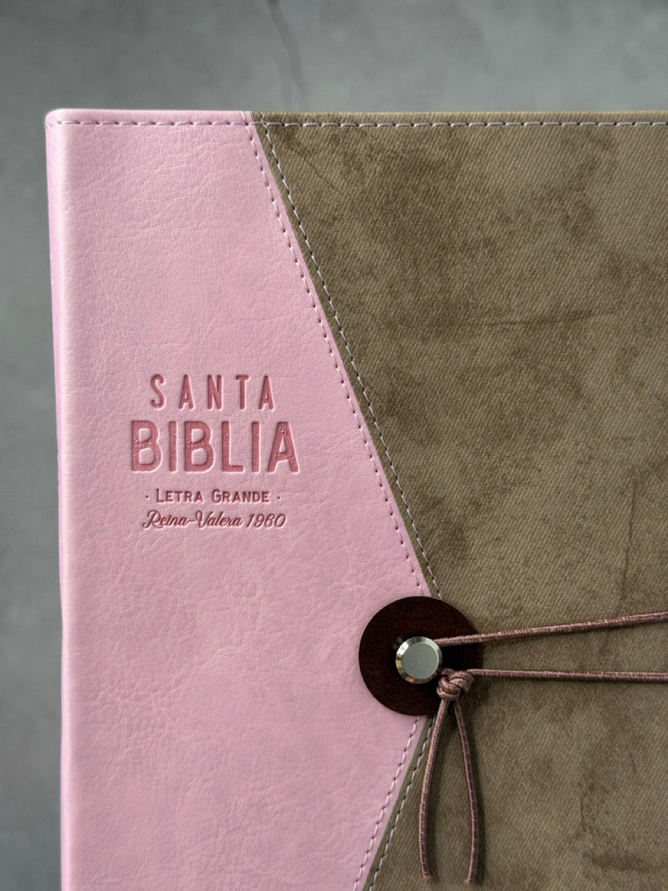 BÍBLIA RVR60 TAMANHO DE MÃO LETRA GRANDE, COM FECHO JAPONÊS ROSA/MARROM