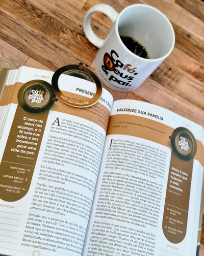 COMBO ESPECIAL: CAFÉ COM DEUS PAI 2025 + CANECA EXCLUSIVA!