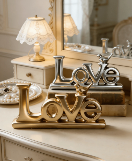 Objeto Decorativo Palavra "Love" com Passarinho – Dourado