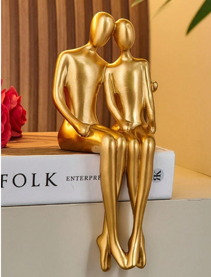 Objeto decorativo casal apaixonado dourado