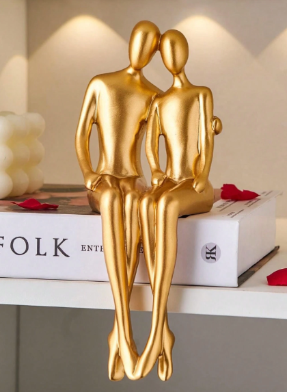 Objeto decorativo casal apaixonado dourado