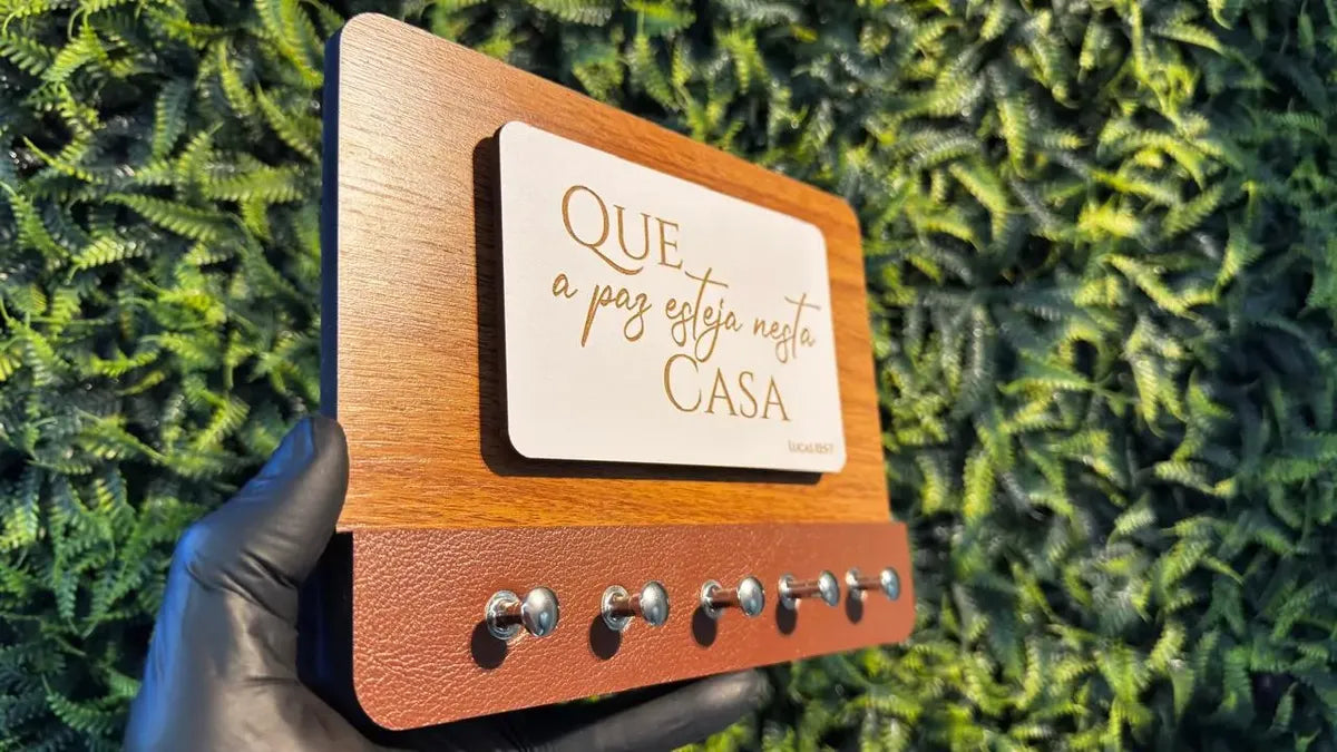 Porta chaves MDF com acabamento em couro - Que a paz esteja nesta casa