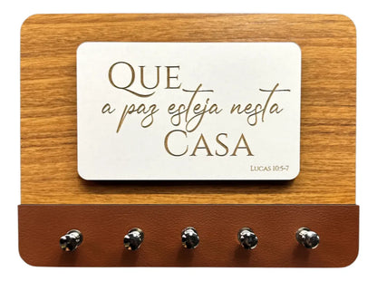 Porta chaves MDF com acabamento em couro - Que a paz esteja nesta casa