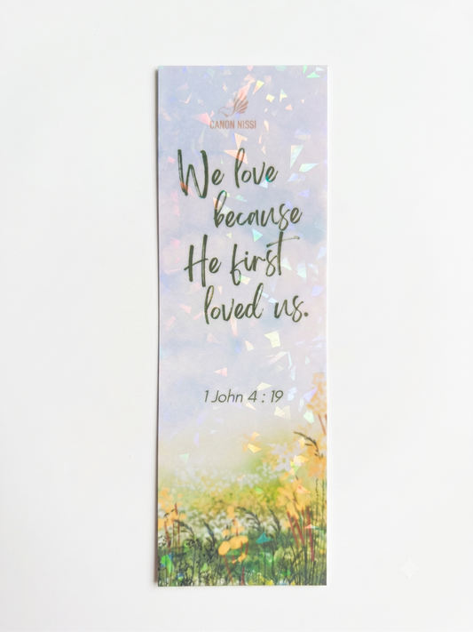 MARCADOR DE PÁGINAS LAMINADO HOLOGRÁFICO — 1 JOÃO 4:19