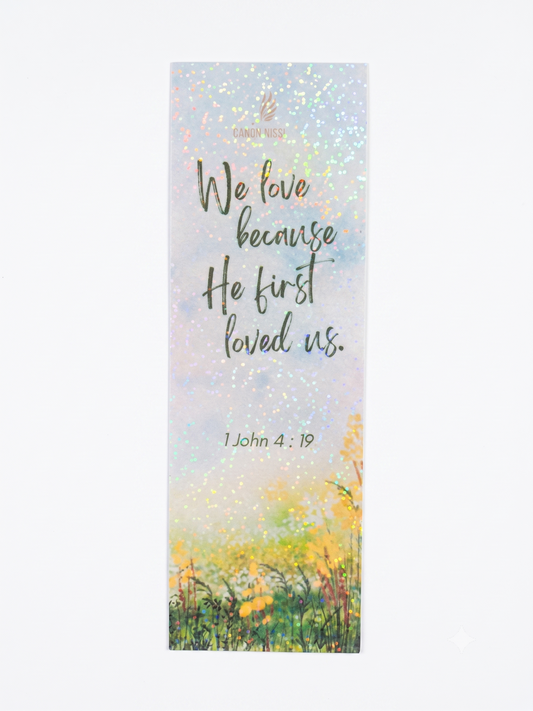 MARCADOR DE PÁGINAS LAMINADO HOLOGRÁFICO – ELE NOS AMOU PRIMEIRO (1 JOÃO 4:19)