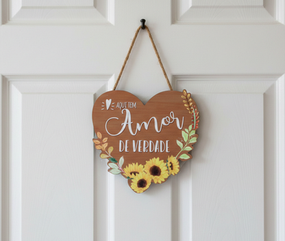 PLACA DECORATIVA CORAÇAO - "AQUI TEM AMOR DE VERDADE"