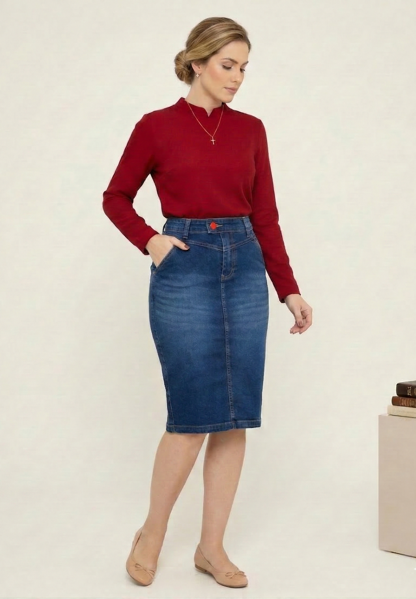 SAIA MIDI DE GANGA COM DETALHE DE BOTÃO VERMELHO