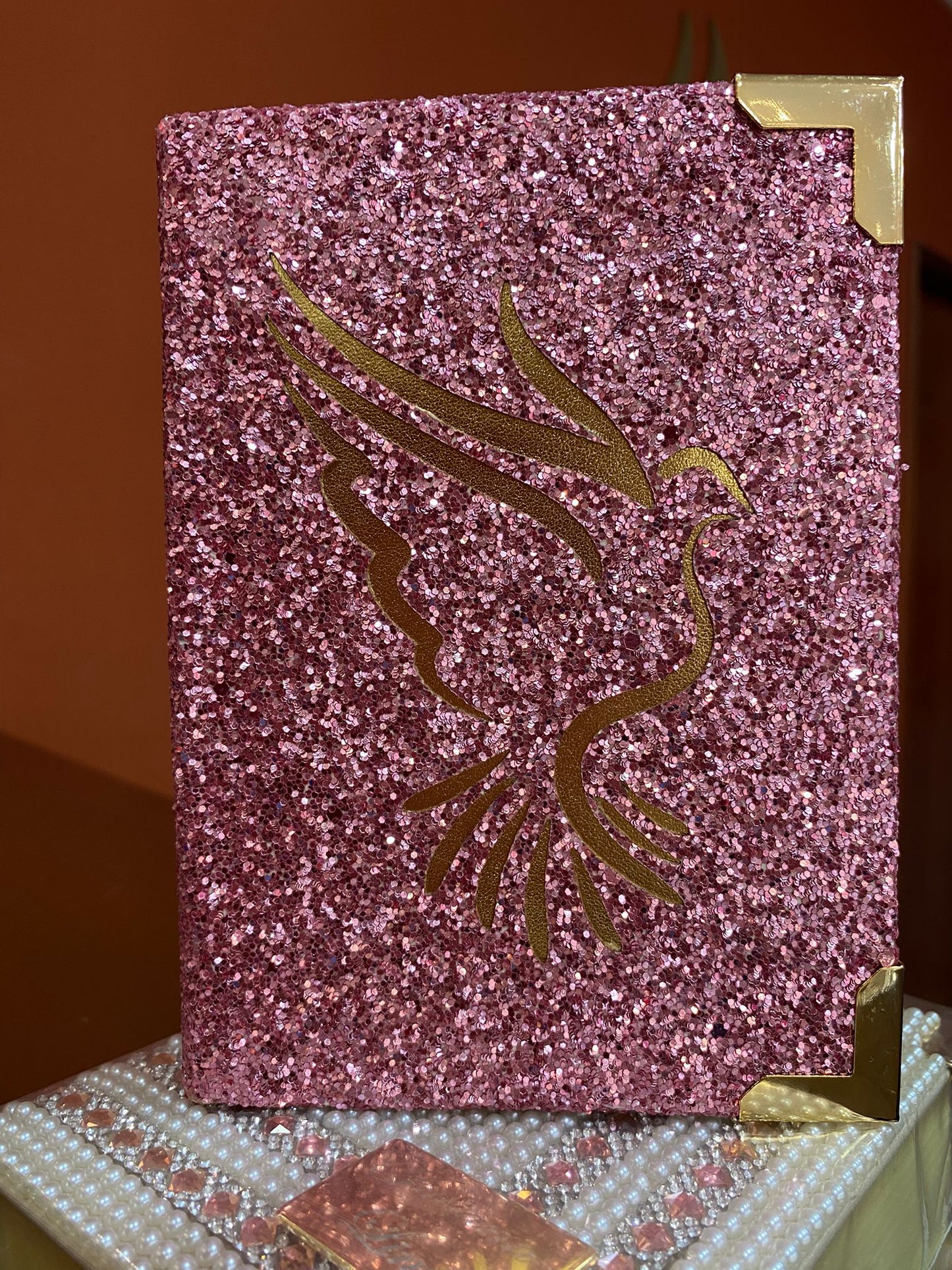 BÍBLIA ROSA ELISAMA POMBA DOURADA 16X11