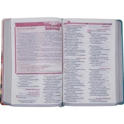 BIBLIA ENTRE MENINAS E DEUS