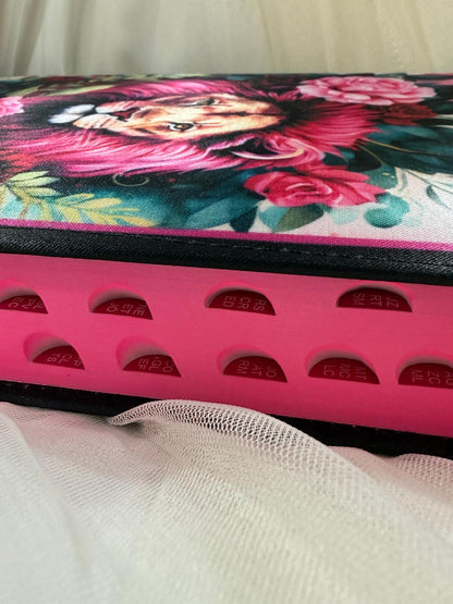 BIBLIA LEAO COROADO DE FLORES