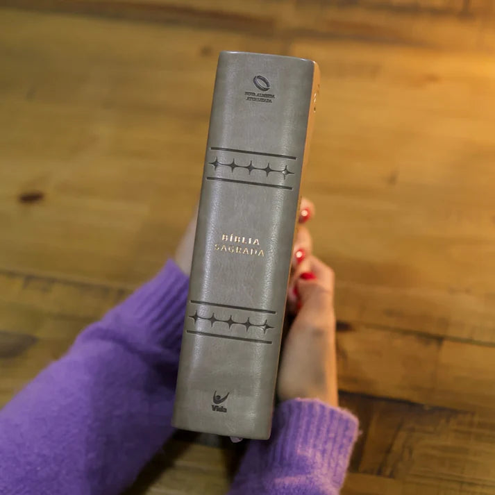 BÍBLIA COM ESPAÇO PARA ANOTAÇÕES | VIVIANE MARTINELLO | NAA | CAPA ACINZENTADA