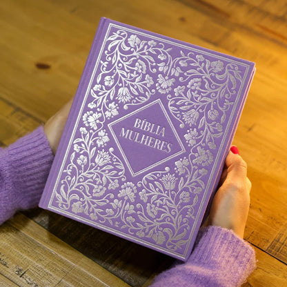 BÍBLIA COM ESPAÇO PARA ANOTAÇÕES | VIVIANE MARTINELLO | NVT  | CAPA DURA VINTAGE ROXA