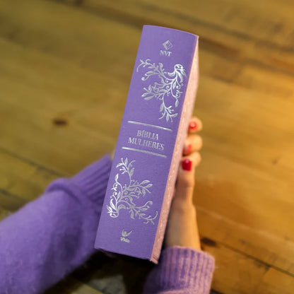 BÍBLIA COM ESPAÇO PARA ANOTAÇÕES | VIVIANE MARTINELLO | NVT  | CAPA DURA VINTAGE ROXA