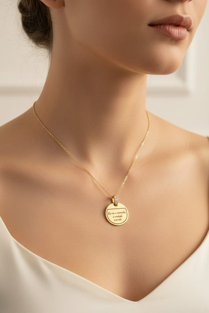 PINGENTE MEDALHA EU SOU O CAMINHO OURO COM STRASS 28MM