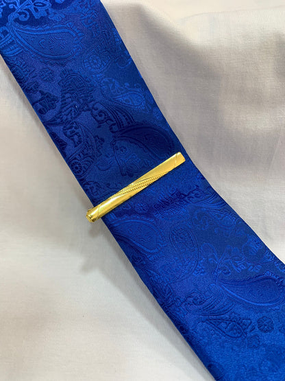 PRENDEDOR DE GRAVATA SLIM DOURADO COM TEXTURA