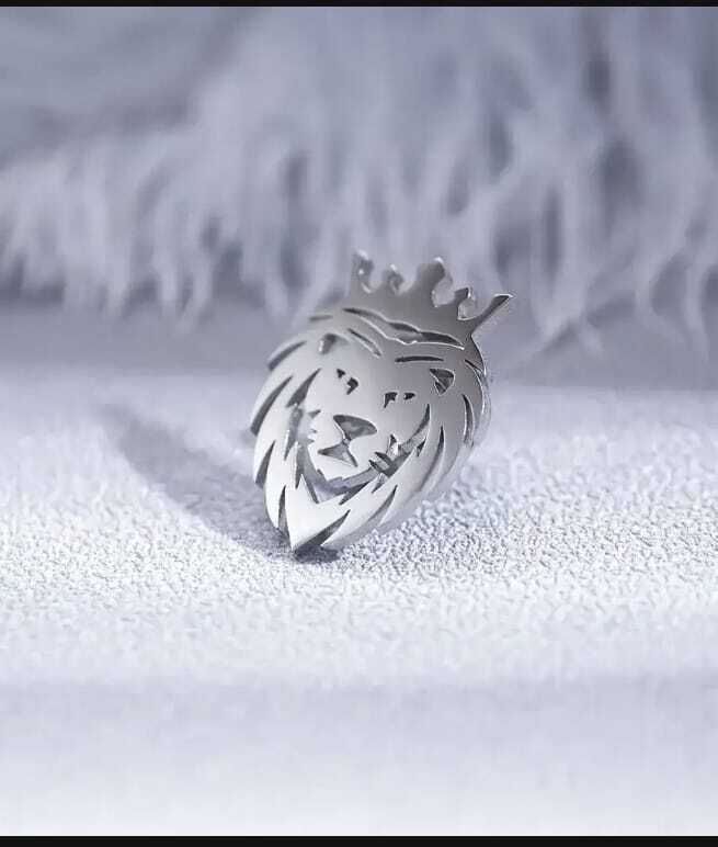 BROCHE LEÃO COROADO – PIN METÁLICO PRATEADO