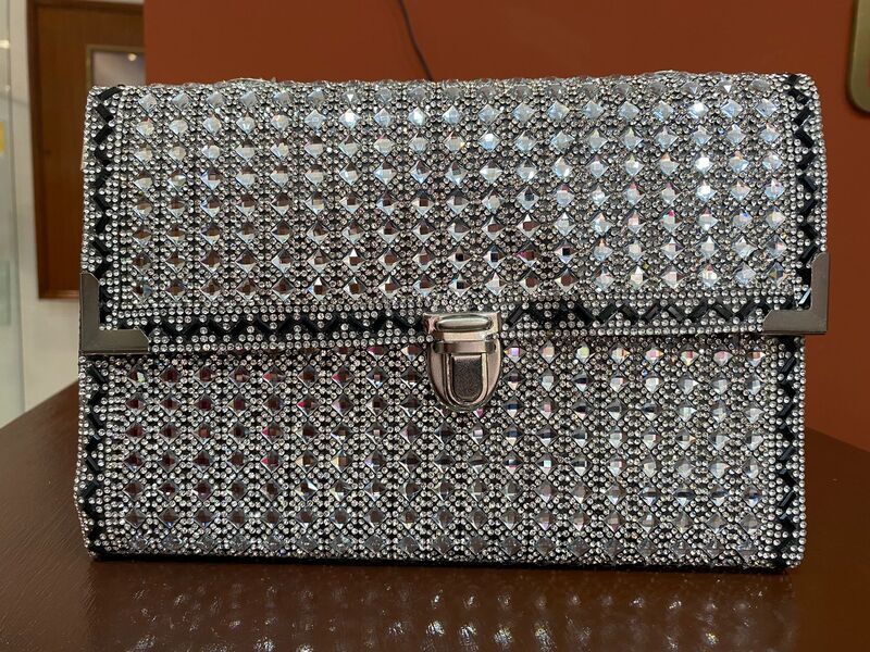 BÍBLIA HORTÊNCIA LUXO COM ALÇA DOURADA TIPO BOLSA  24X16